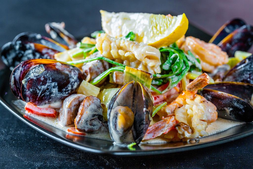 Mediterrane Delikatessen mit Muscheln, Shrimps, Gemüse und spanisches ...