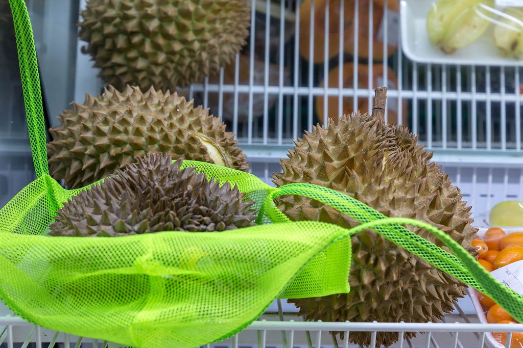 Mehrere Durian-Früchte in einem Regal eines Supermarktes