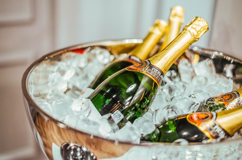 Mehrere Flaschen Champagner auf Eis - Creative Commons Bilder
