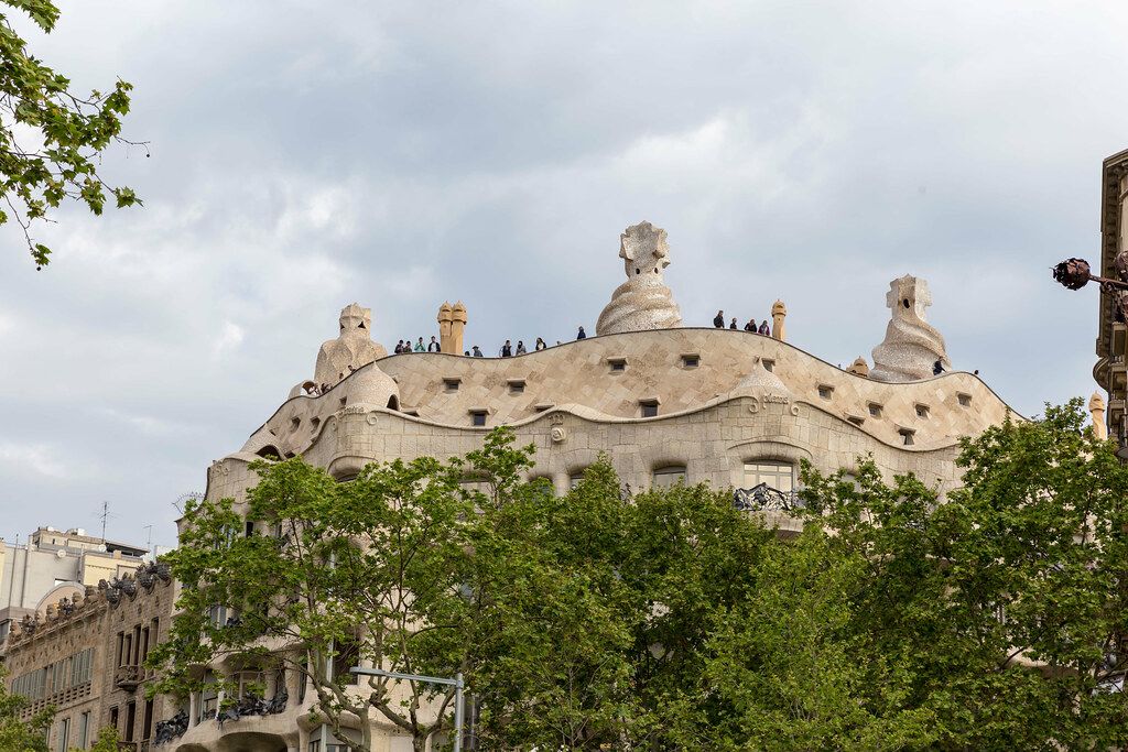 Menschen auf der Dachterrasse des Casa Milà Gebäudes von Architekt Antoni Gaudi in Barcelona, Spanien