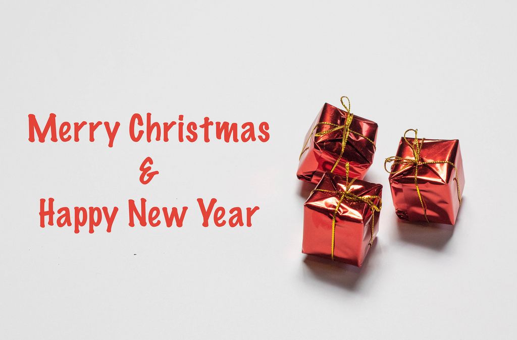 Merry Christmas & Happy New Year - Frohe Weihnachten und ein Frohes Neues Jahr mit kleinen Geschenken auf weißem Hintergrund
