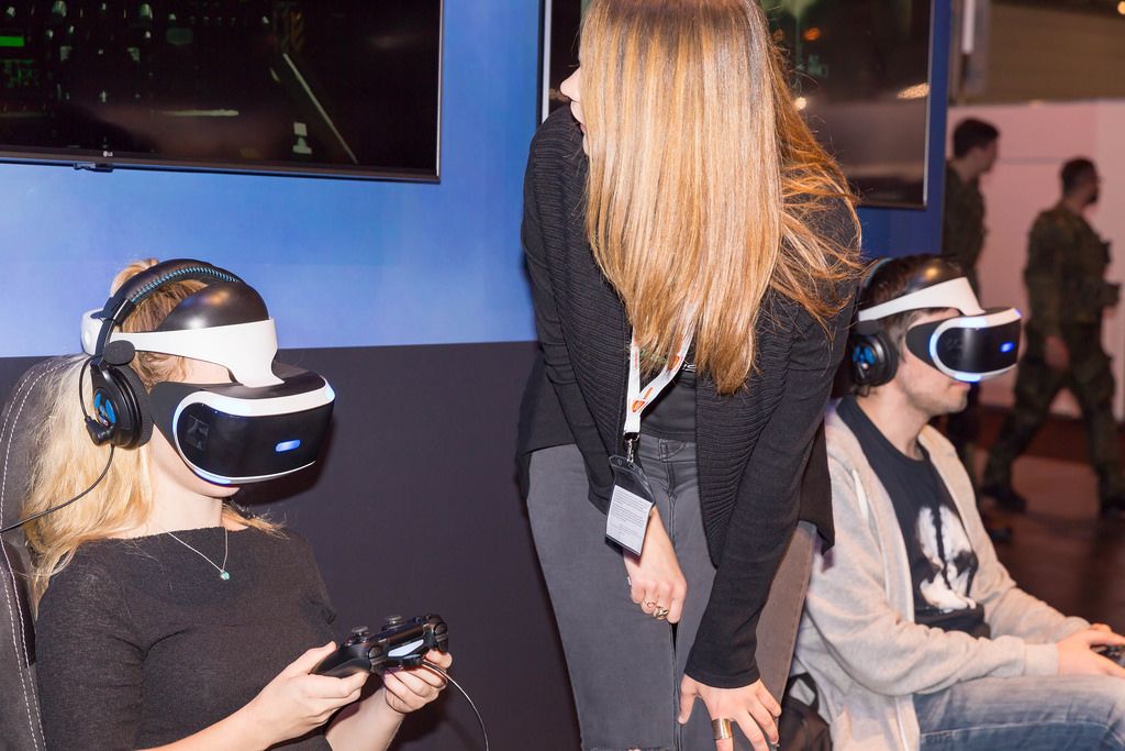 Messehostess erklärt wie das PlayStation VR Headset funktioniert - Gamescom 2017, Köln