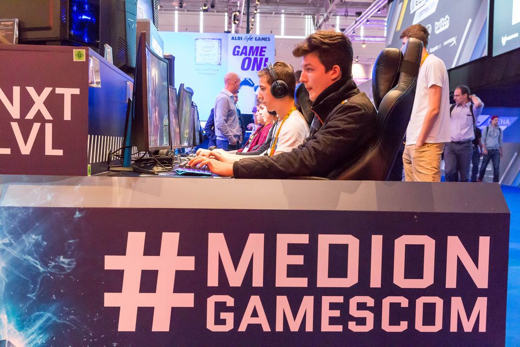 Messestand von Medion - Gamescom 2017, Köln