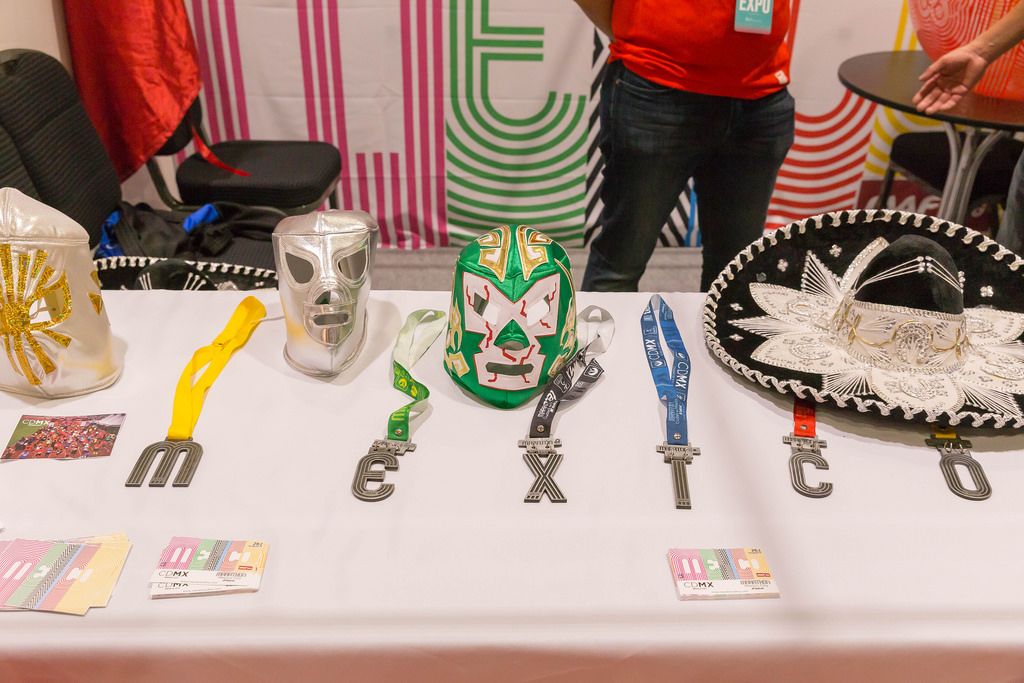 Mexikanische Masken und Sombreros an einem Stand bei der London Marathon Messe