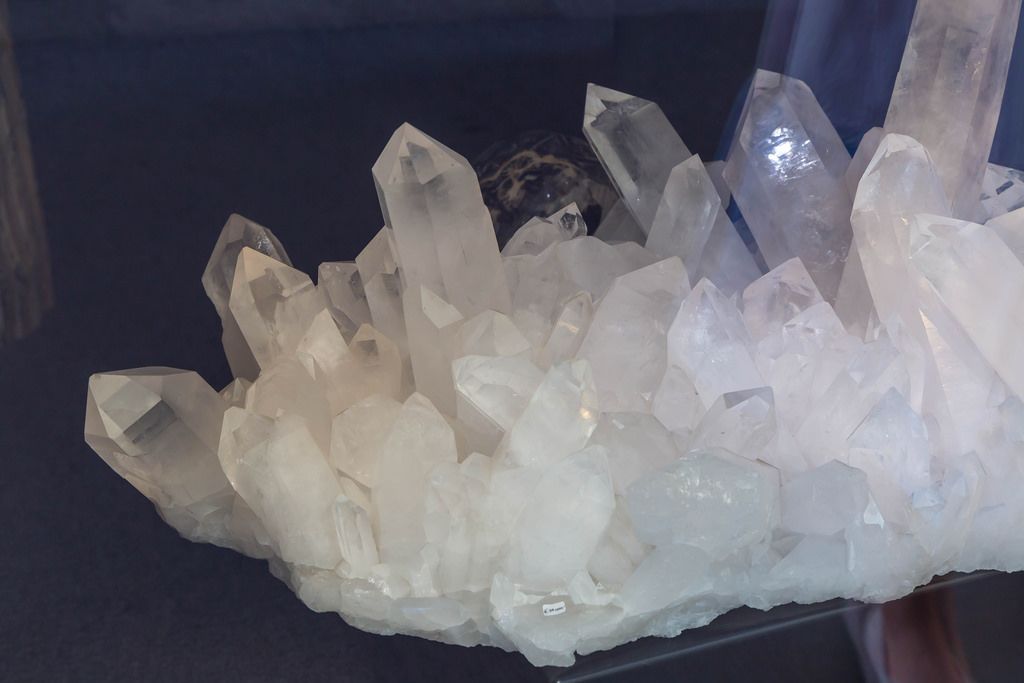 Mineralien in einem Schaufenster in Wien