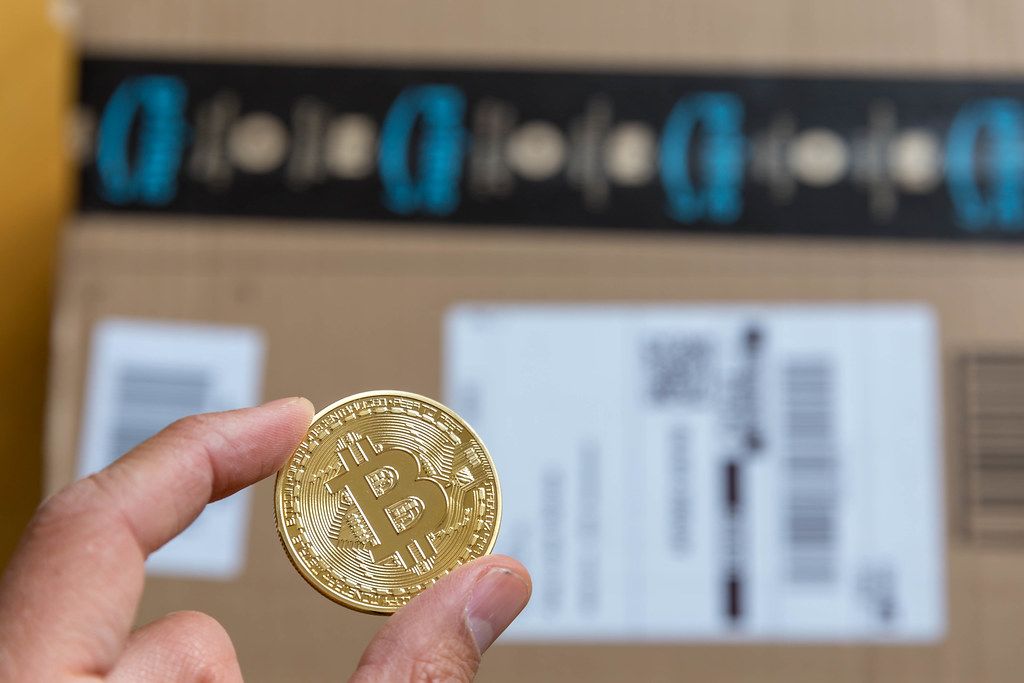 Mit Bitcoin auf Amazon bezahlen ist kein Fiktion mehr -  Bitcoin-Münze mit großem Bitcoin-Logo in der Mitte aus Stahl und einer Edelmetallauflage