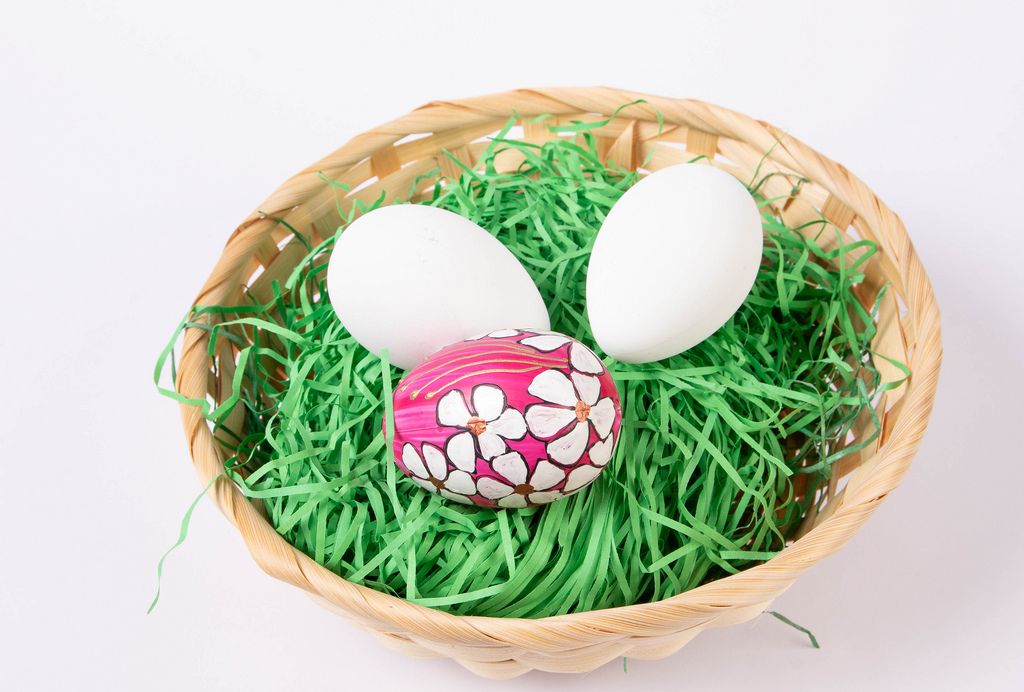 Mehr Bilder zu Bemaltes Kaninchen-Ei in einem Karton mit nicht bemalten Eie...
