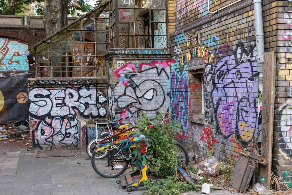 Mit Graffiti Bespruhte Alte Gebaude In Berlin Creative Commons Bilder