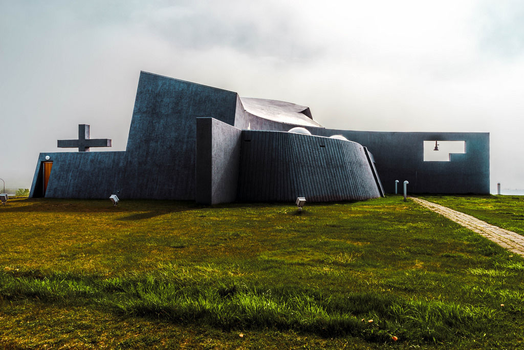 Modern church in Iceland / Moderne Kirche in Island
