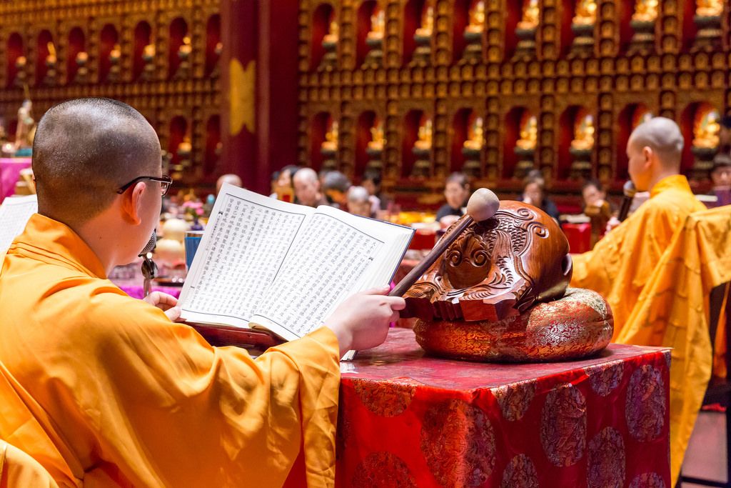 Mönch liest ein Gebet