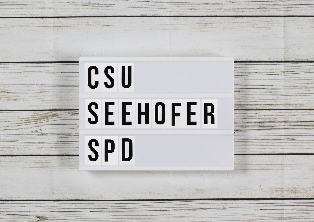Nach Rücktritt als CSU-Chef:Seehofer will Innenminister bleiben – SPD fordert sofortigen Rücktritt