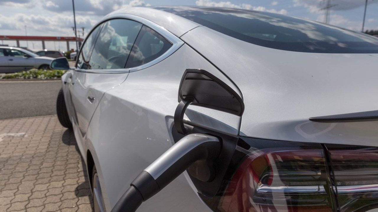 Nachhaltige E-Mobilität: Tesla Model 3 aufladen mit einem Typ 2