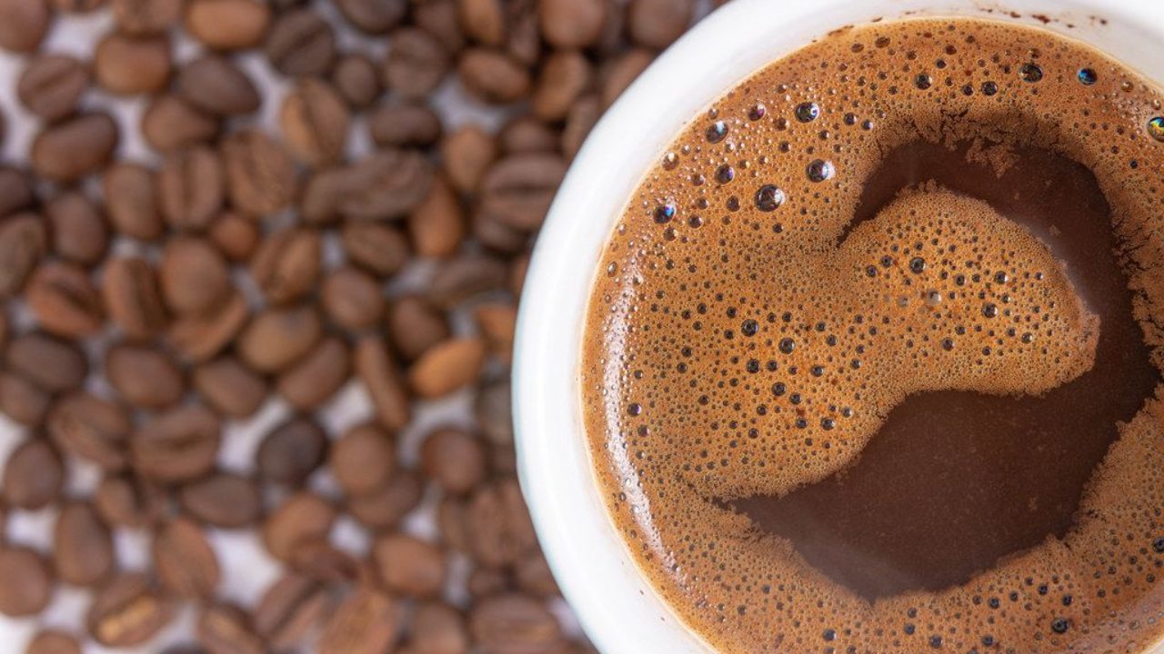 Nahaufnahme Blick Von Oben Auf Dampfende Tasse Mit Kaffee Auf Kaffeebohnen Auf Weissem Tisch Creative Commons Bilder