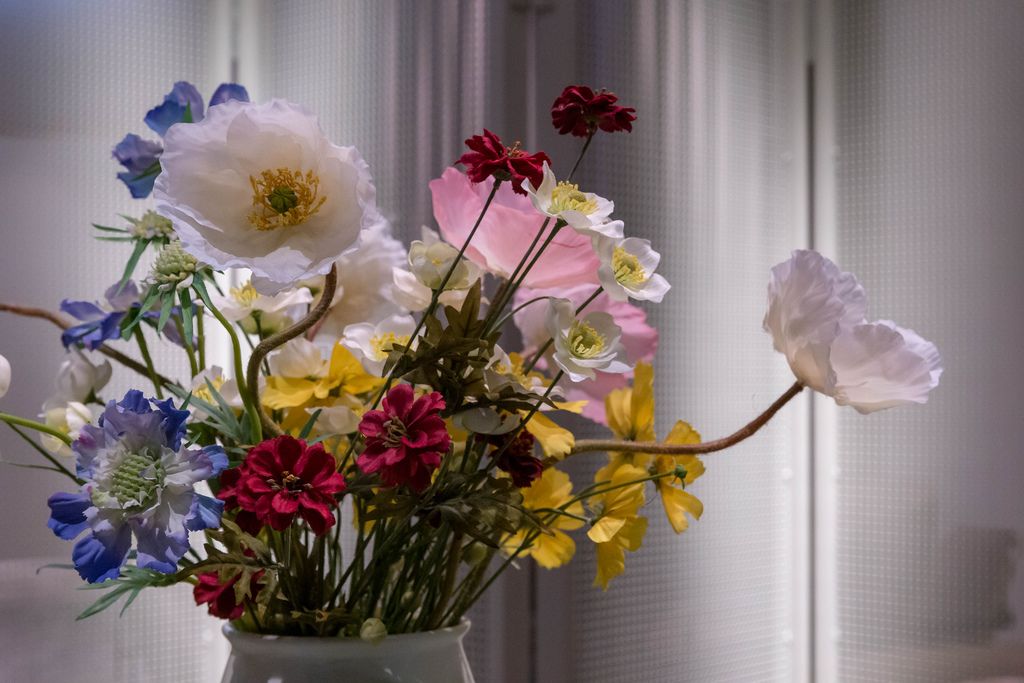 Nahaufnahme Blumendekoration aus verschiedenen bunten Blüten in Vase