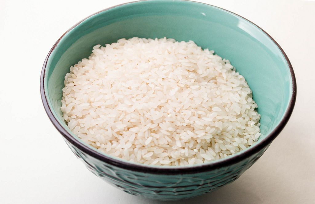 Nahaufnahme einer Keramikschüssel mit Reis