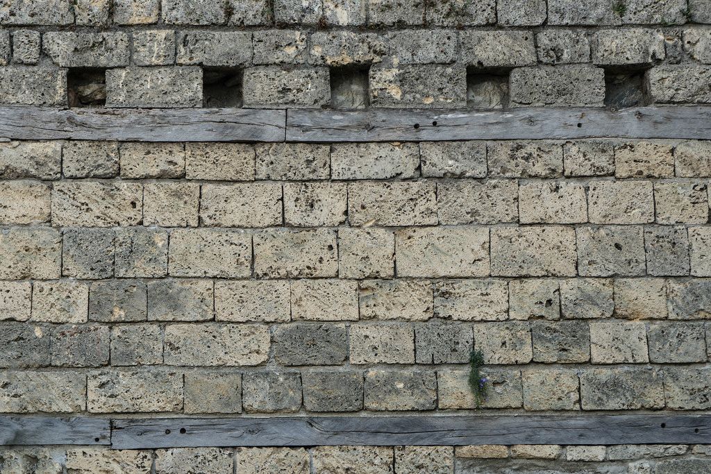 Nahaufnahme einer Steinmauer einer mittelalterlichen Burg