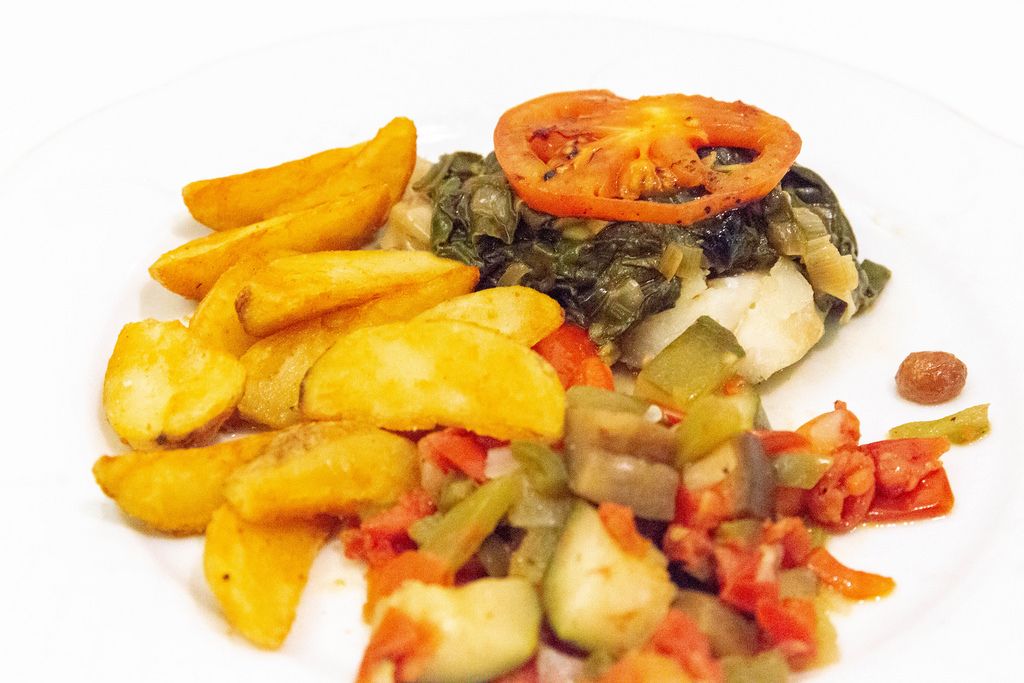 Nahaufnahme - gegrillter Schwertfisch mit Wedges Kartoffeln und Gemüse auf einem Teller