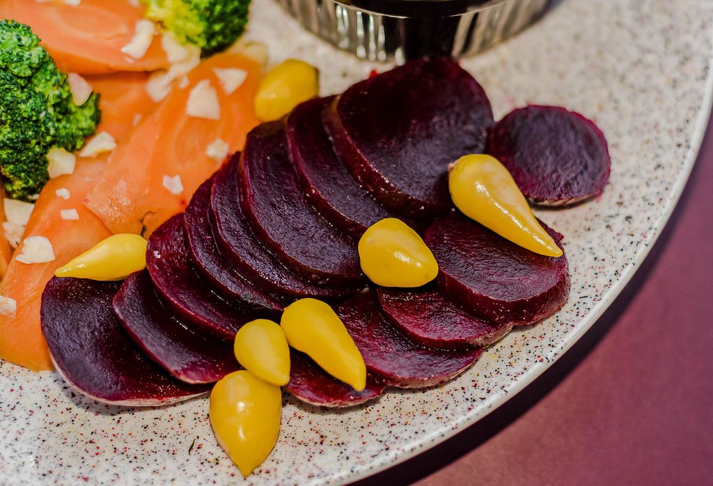 Nahaufnahme gesunde vegetarische Platte mit roter Bete, Karotten und Brokkoli