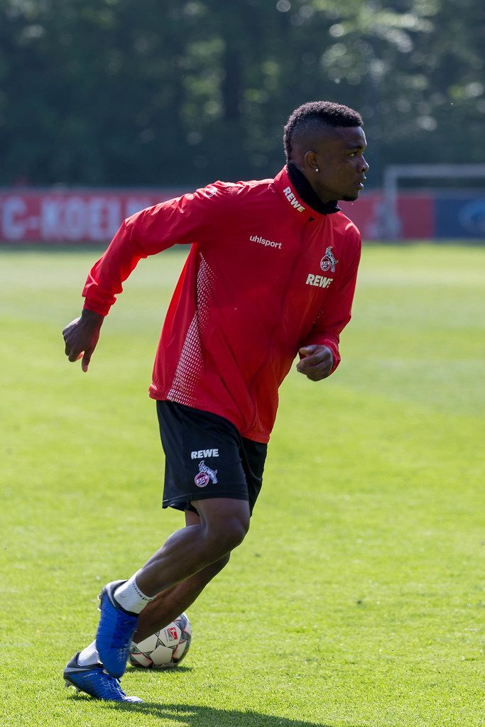 Nahaufnahme vom sprintendem Fußballspieler und Stürmer des 1. FC Köln Jhon Córdoba auf dem Trainingsplatz am Geißbockheim Clubhaus