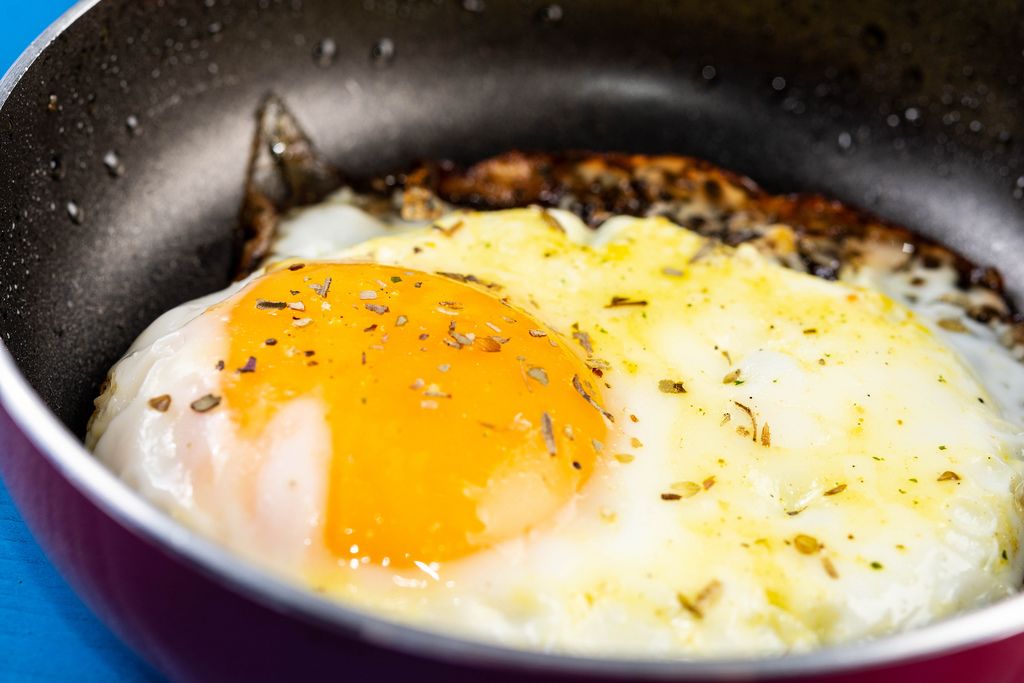 Nahaufnahme von Fried Egg in der Bratpfanne