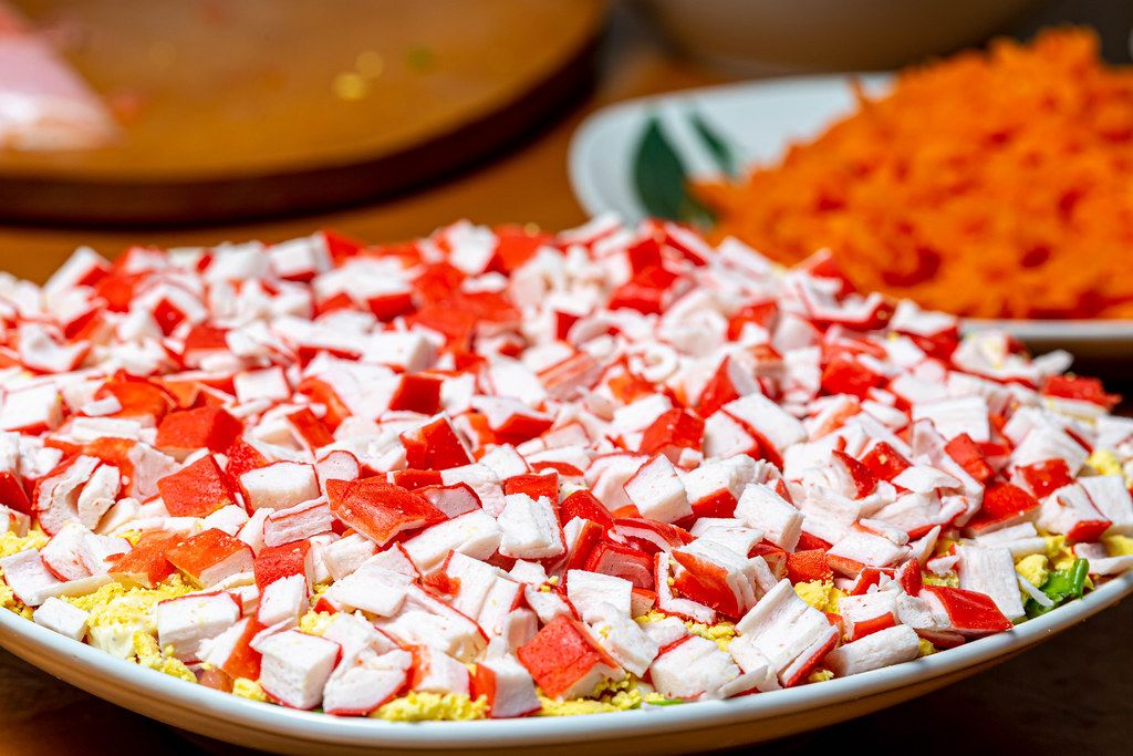Nahaufnahme von Salat mit Krabben Sticks