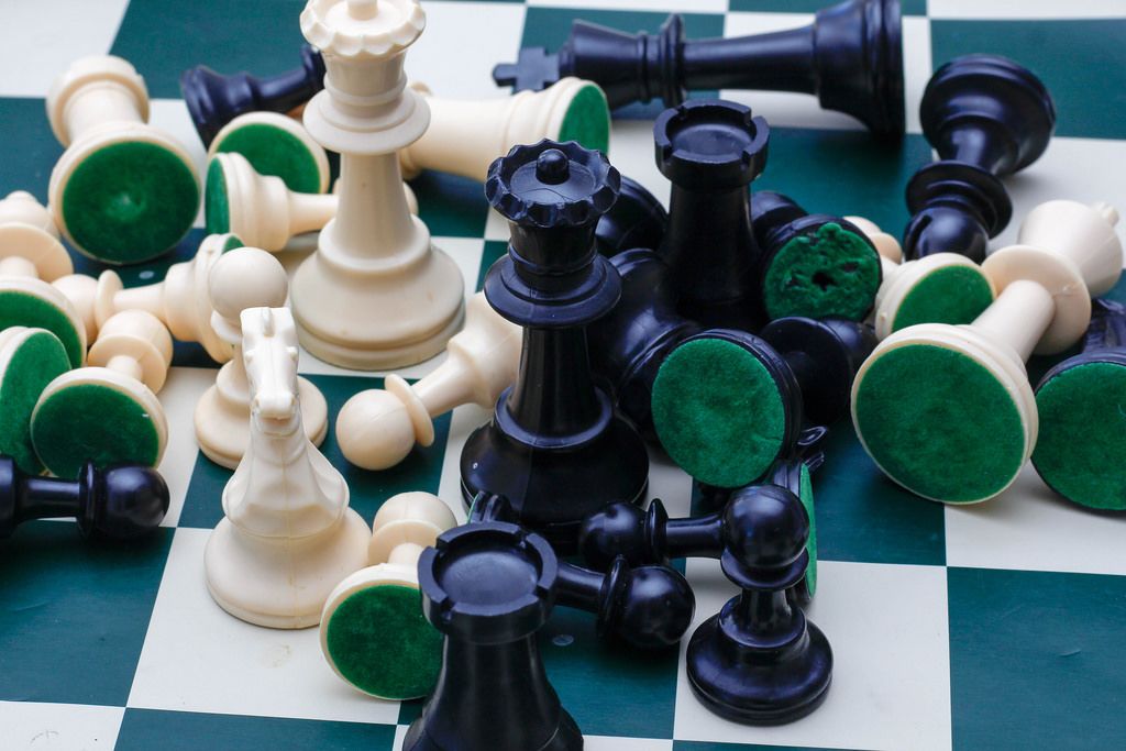 Nahaufnahme von Schachfiguren auf einem Schachbrett