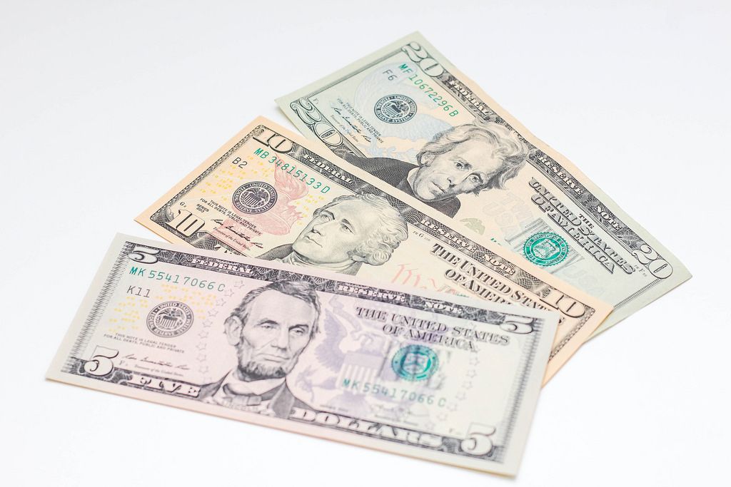 Nahaufnahme von US Dollar Banknoten auf weißem Hintergrund