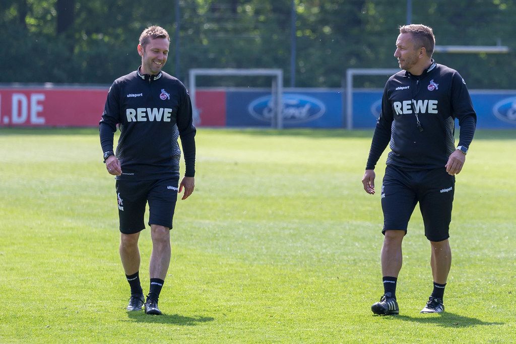 Neues 1. FC Köln Trainerduo André Pawlak und Manfred Schmid lachen zufrieden nach dem ersten gemeinsamen Training