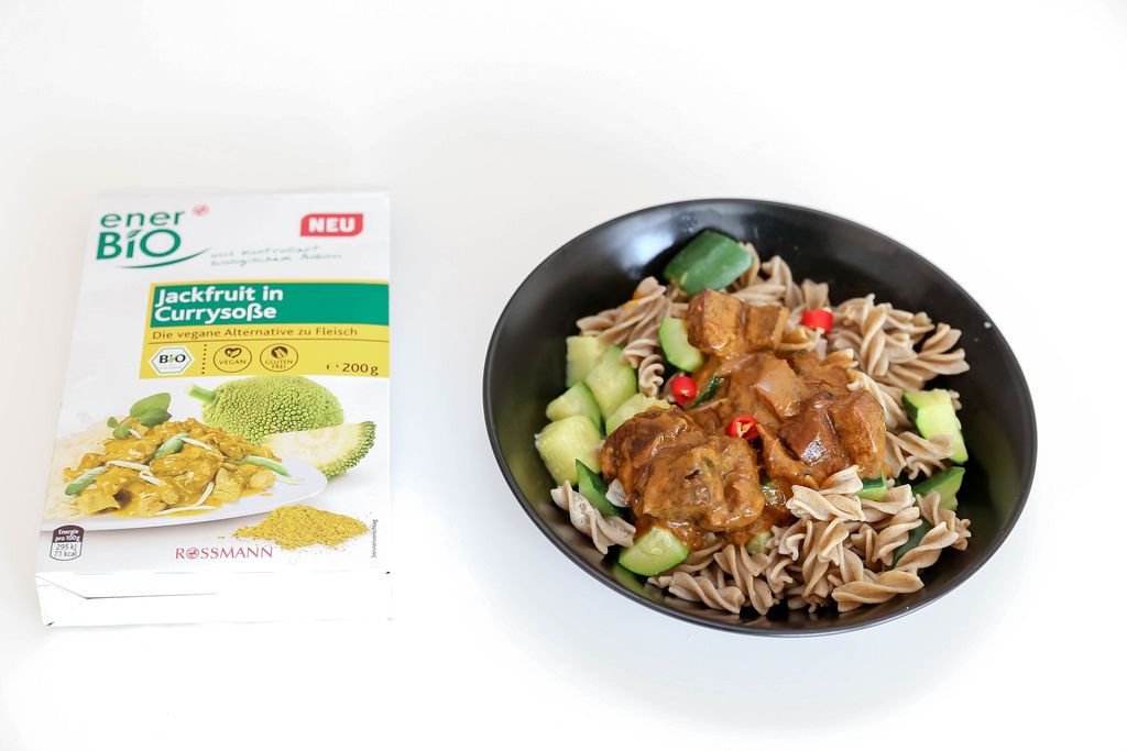 Neues veganes Bioprodukt von Rossmann ausprobiert - Nudeln mit Jackfruit in Currysauce auf schwarzem Teller
