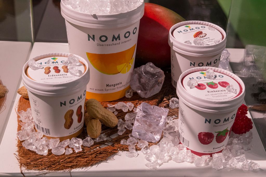 Nomoo - glutenfreie, vegane Bio-Eiscreme mit Erdnuss, Mango in Himbeere
