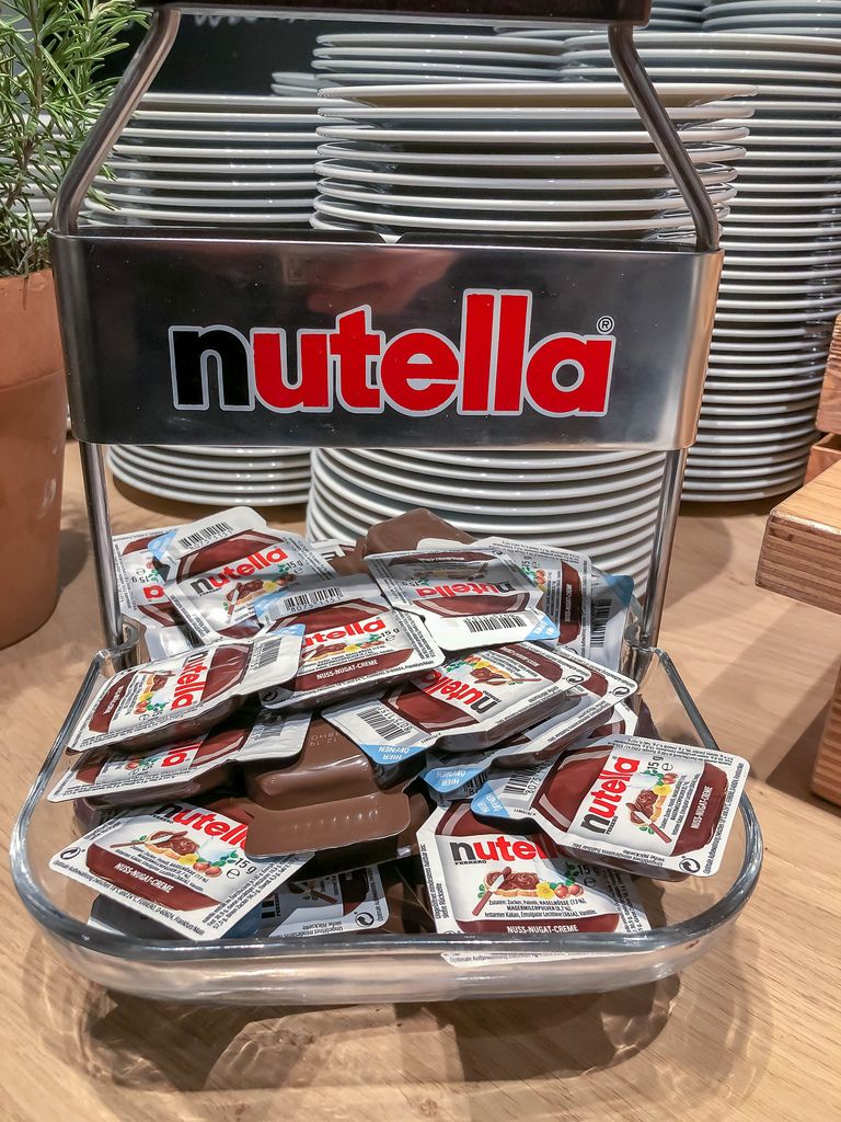Nutella Probepackungen am Frühstücksbüffet des Berliner Pentahotels