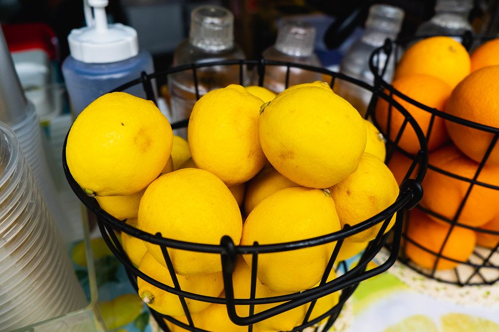Obene Nahaufnahme von Zitronen verkauft auf einem Limonadenstand auf die Straße
