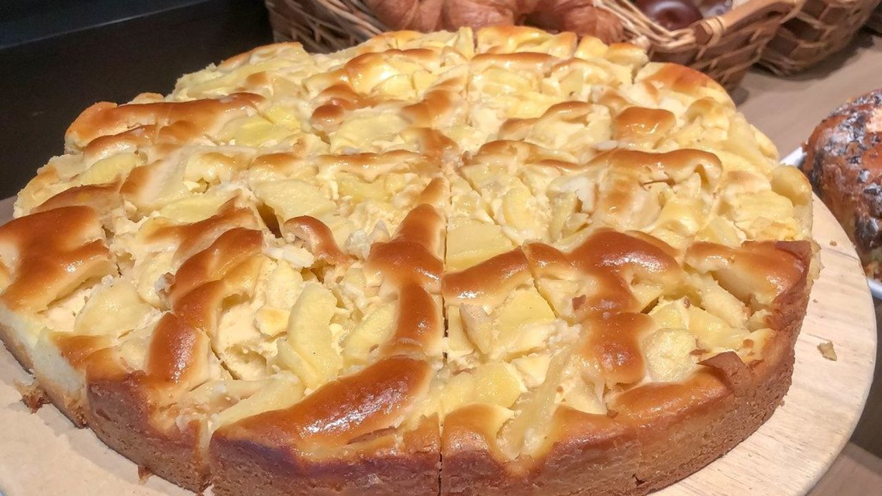 Obstkuchen In Kuchenstucken Geschnitten Auf Einem Runden Holzteller Am Bufett Mit Backwaren Im Hintergrund Creative Commons Bilder