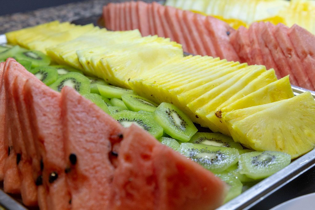 Obstscheiben an einem Buffet -Wassermelone, Ananas und Kiwi