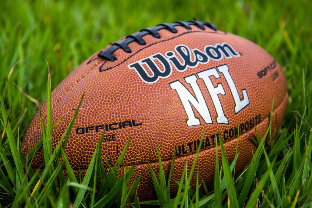 Offizieller Spielball Fur American Football Mit Schriftzug Nfl Liegt Im Gras 