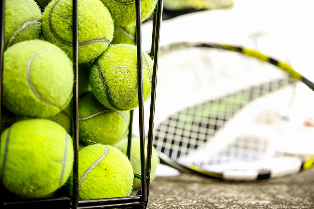 Tennis racket with training balls - Creative Commons Bilder