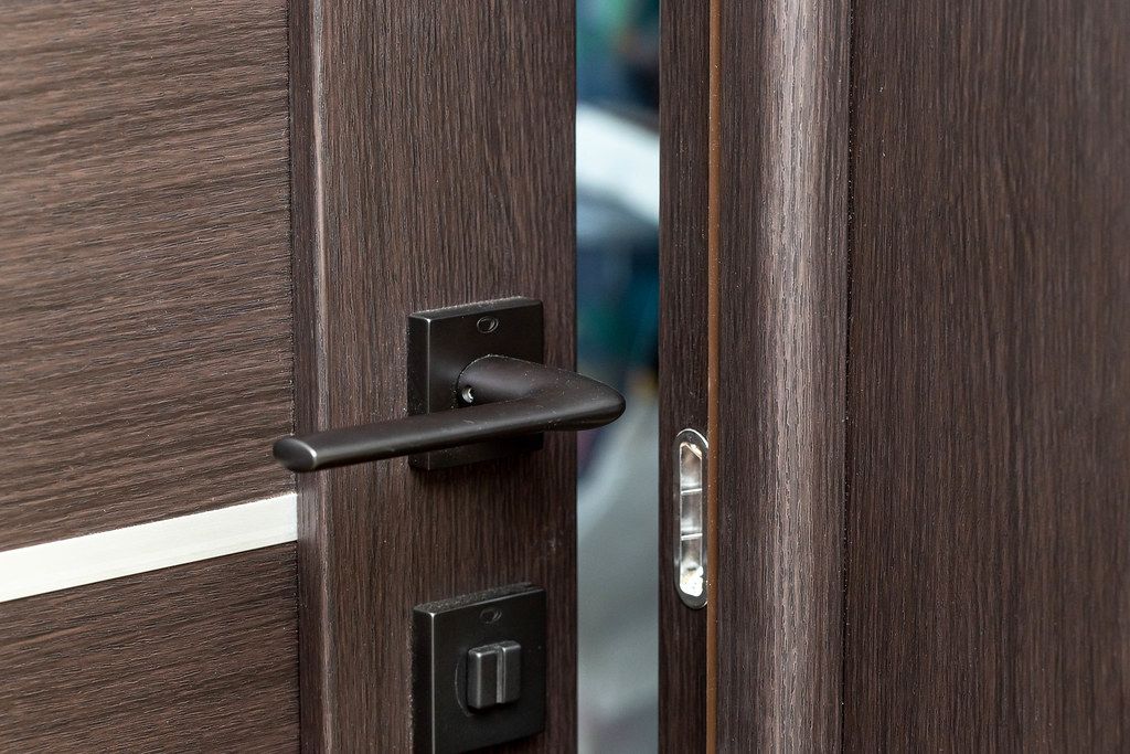 Open brown interior door with handle (Flip 2019)