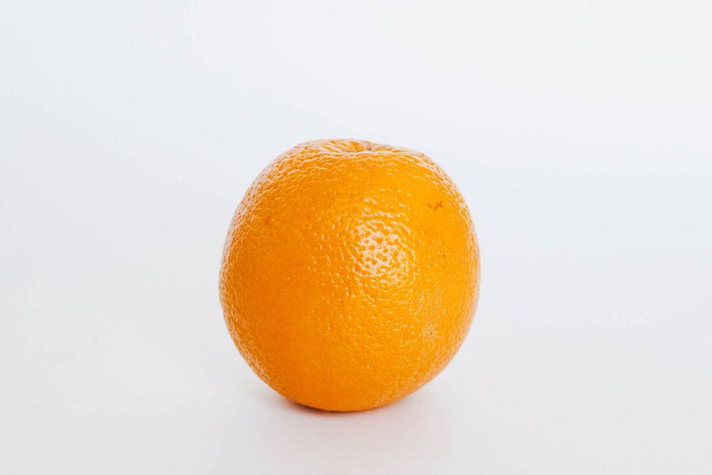 Orange vor weißem Hintergrund