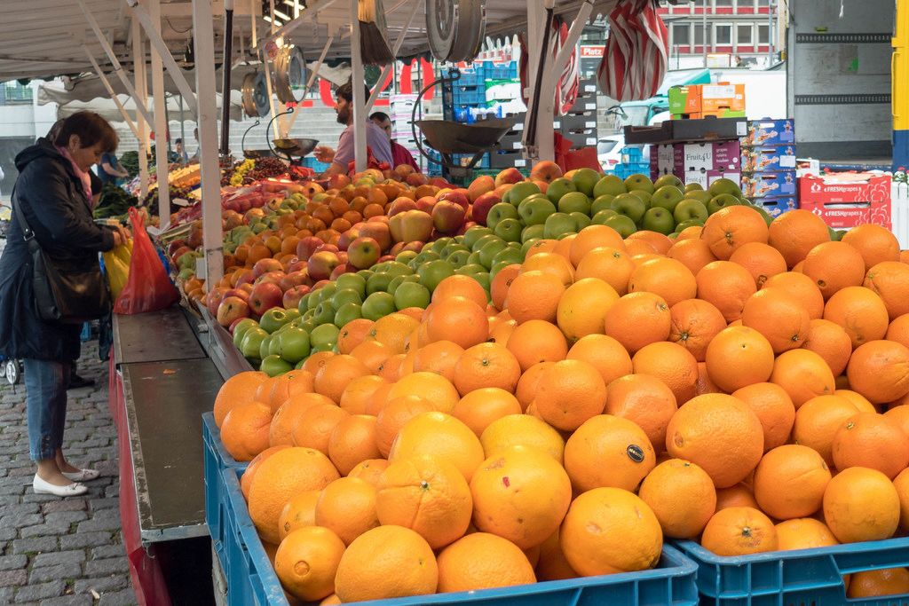 Orangen, Äpfel und anderes Obst am Marktstand