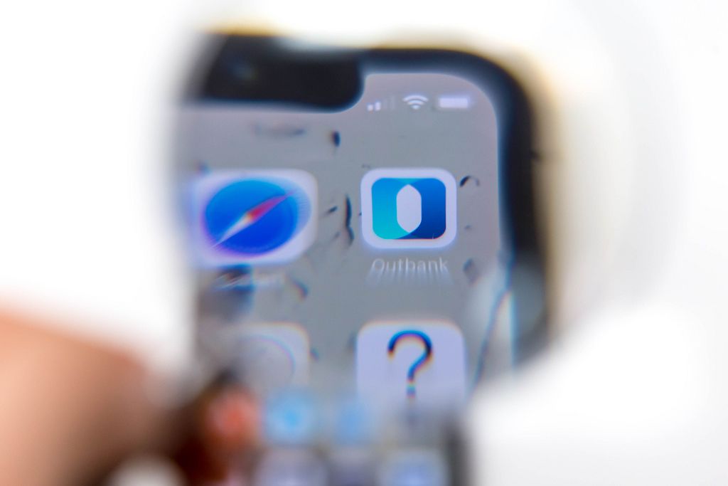 Outbank App auf schwarzem Mobiltelefon vor weißem Hintergrund