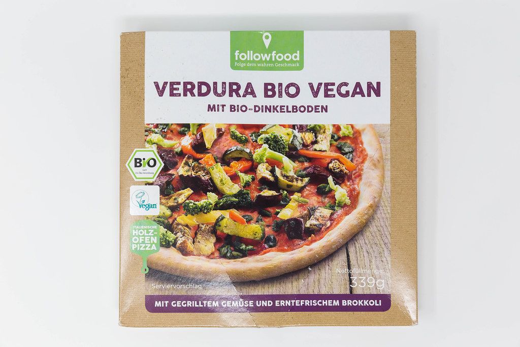 Packaging of organic vegan pizza by followfood with grilled vegetables and spelt dough