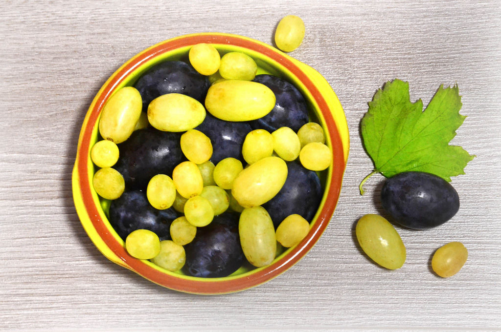 Pflaumen und Weintrauben