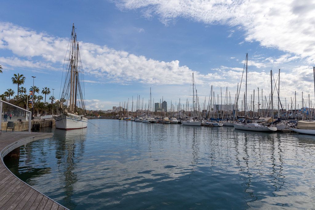 Piers und Promenade Rambla de Mar am Hafen Port Well mit seinen Segelschiffen ist eine Sehenswürdigkeit in Barcelona, Spanien