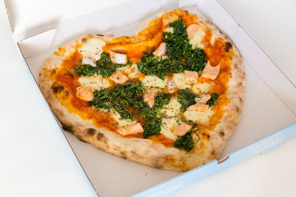 Pizza mit Spinat, Lachs und Knoblauch - Creative Commons Bilder