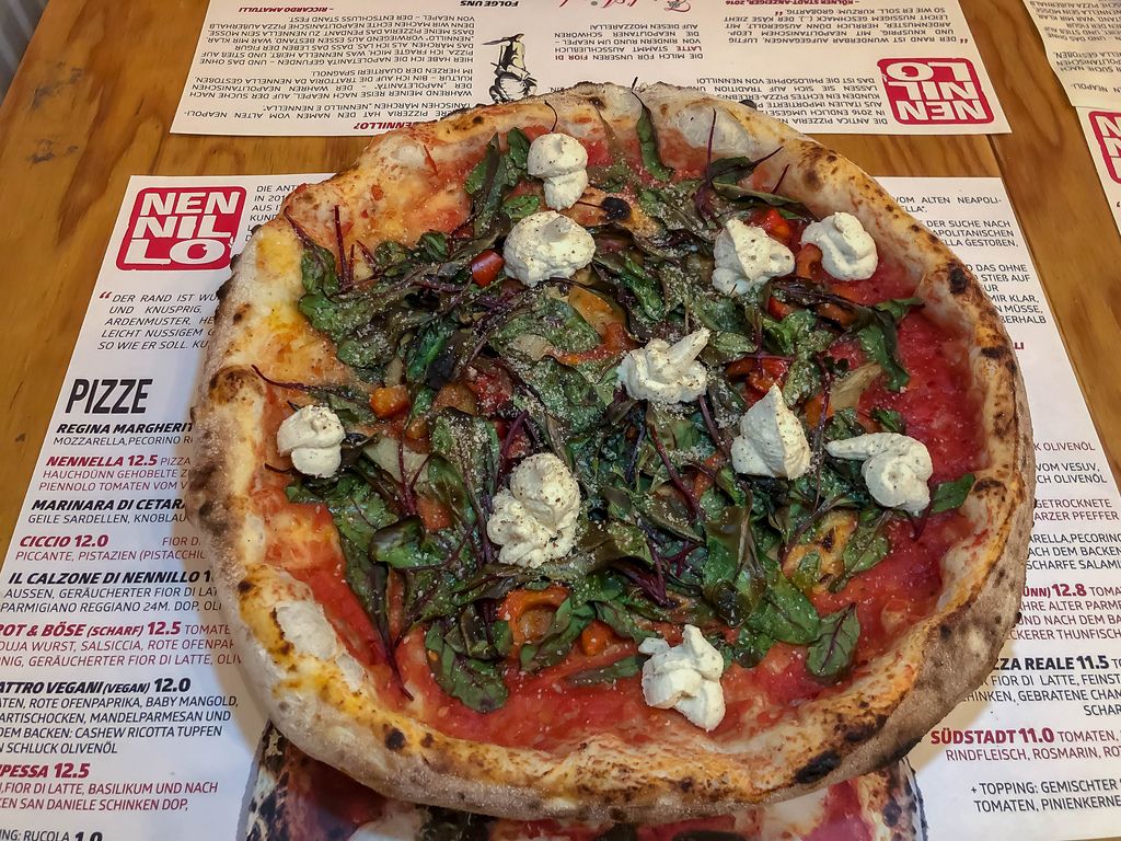 Pizza Quattro Vegani mit Paprika, Baby Mangold und Ricotta auf Speisekarte