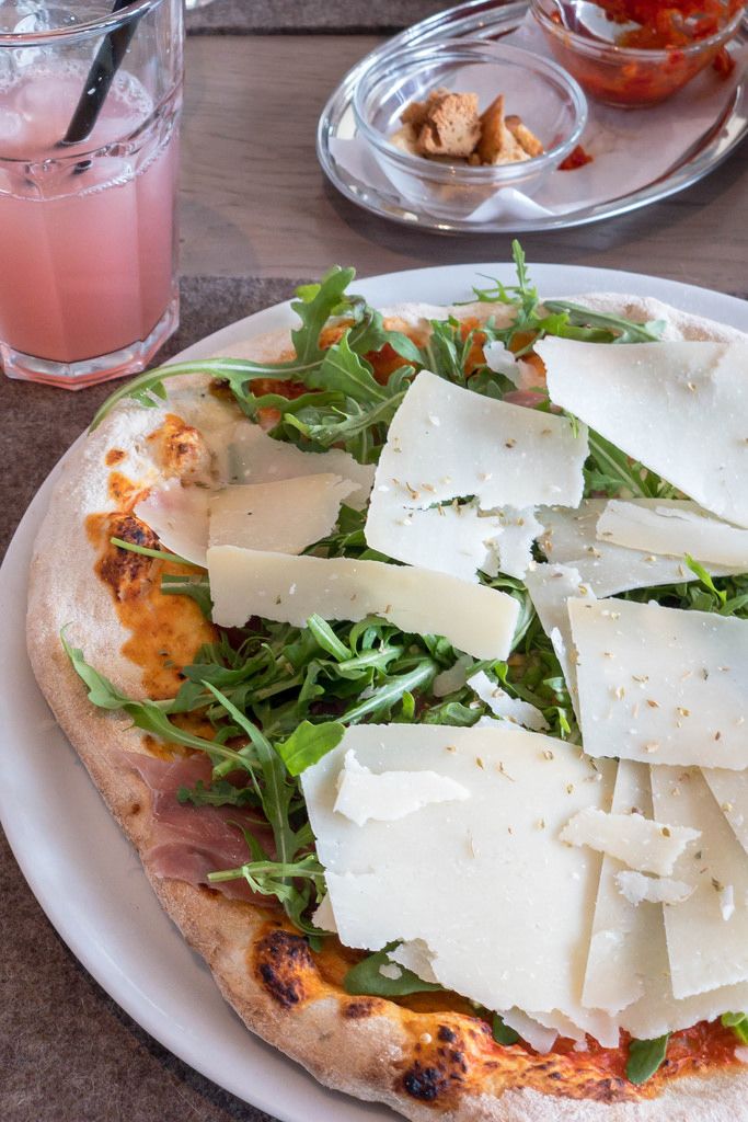 Pizza with Parmesan, Rucola and Parma ham - Creative Commons Bilder