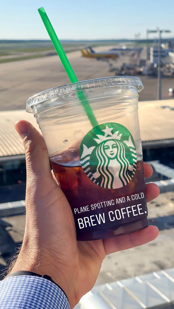 Plane Spotting und Cold Brew Coffee von Starbucks