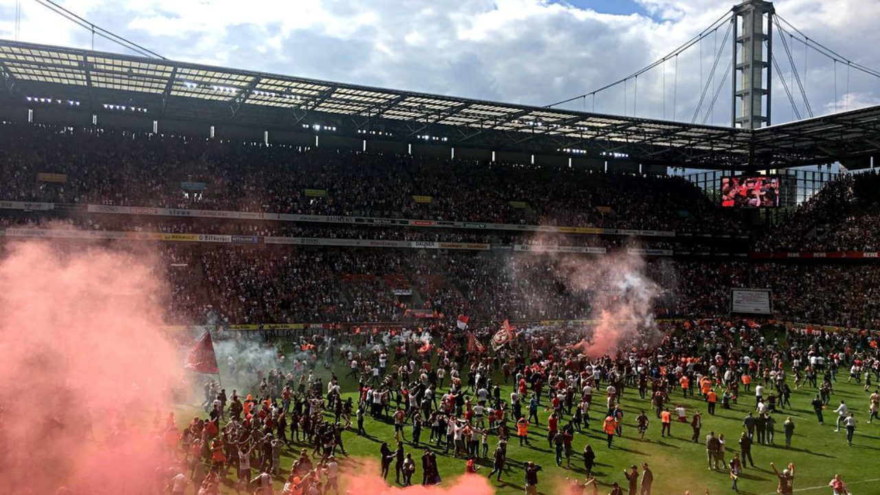 Platzsturm Im Rheinenergie Stadion Nach Dem 5 Platz Fur Den 1 Fc Koln Creative Commons Bilder