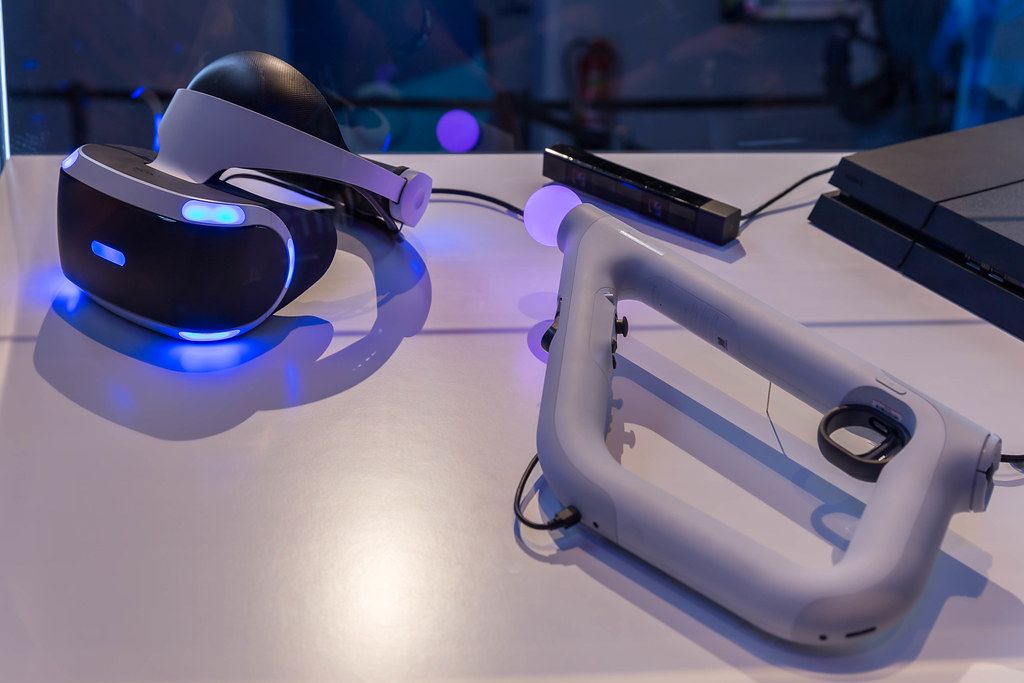 Playstation VR Headset und Controller laying next to PS4 on a white table