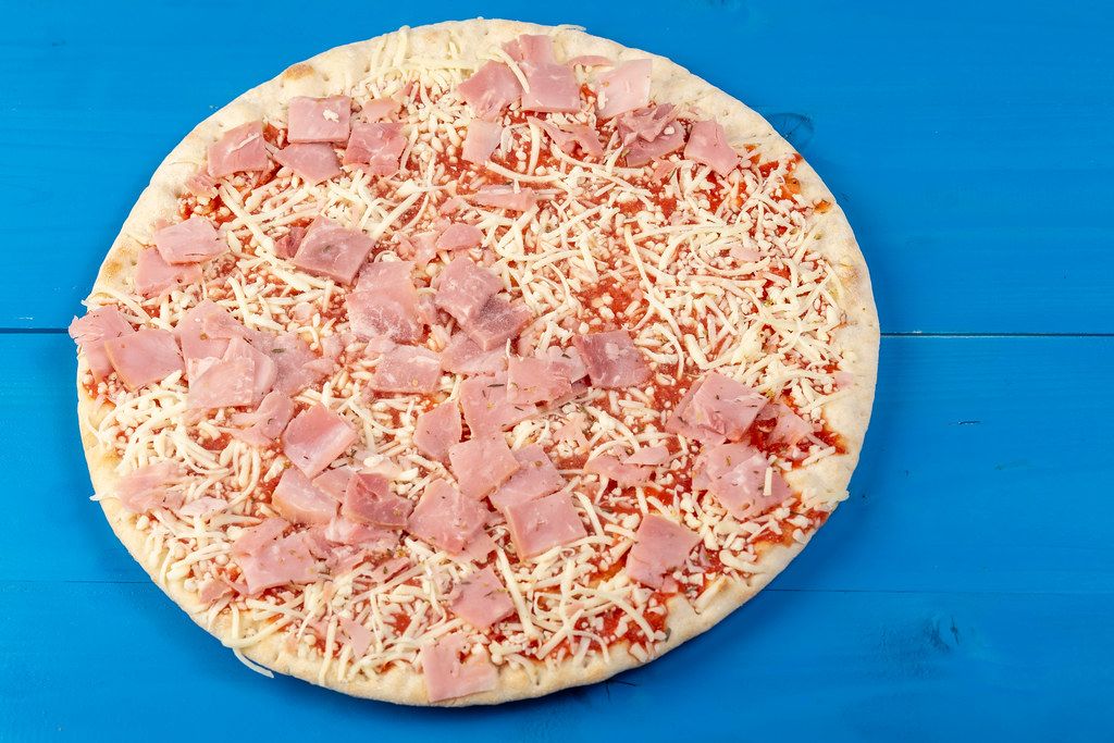 Preparing raw Pizza with Ham (Flip 2019)